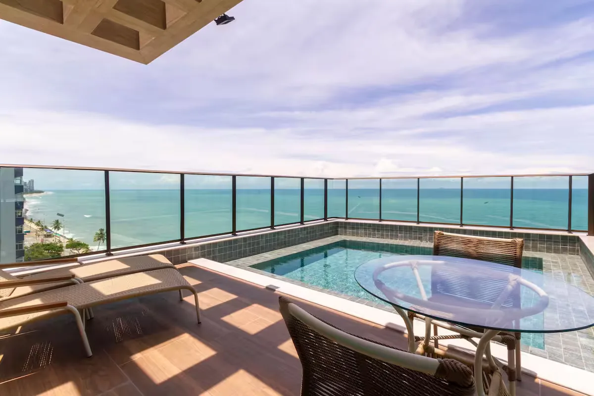 Piscina na cobertura com vista para o mar