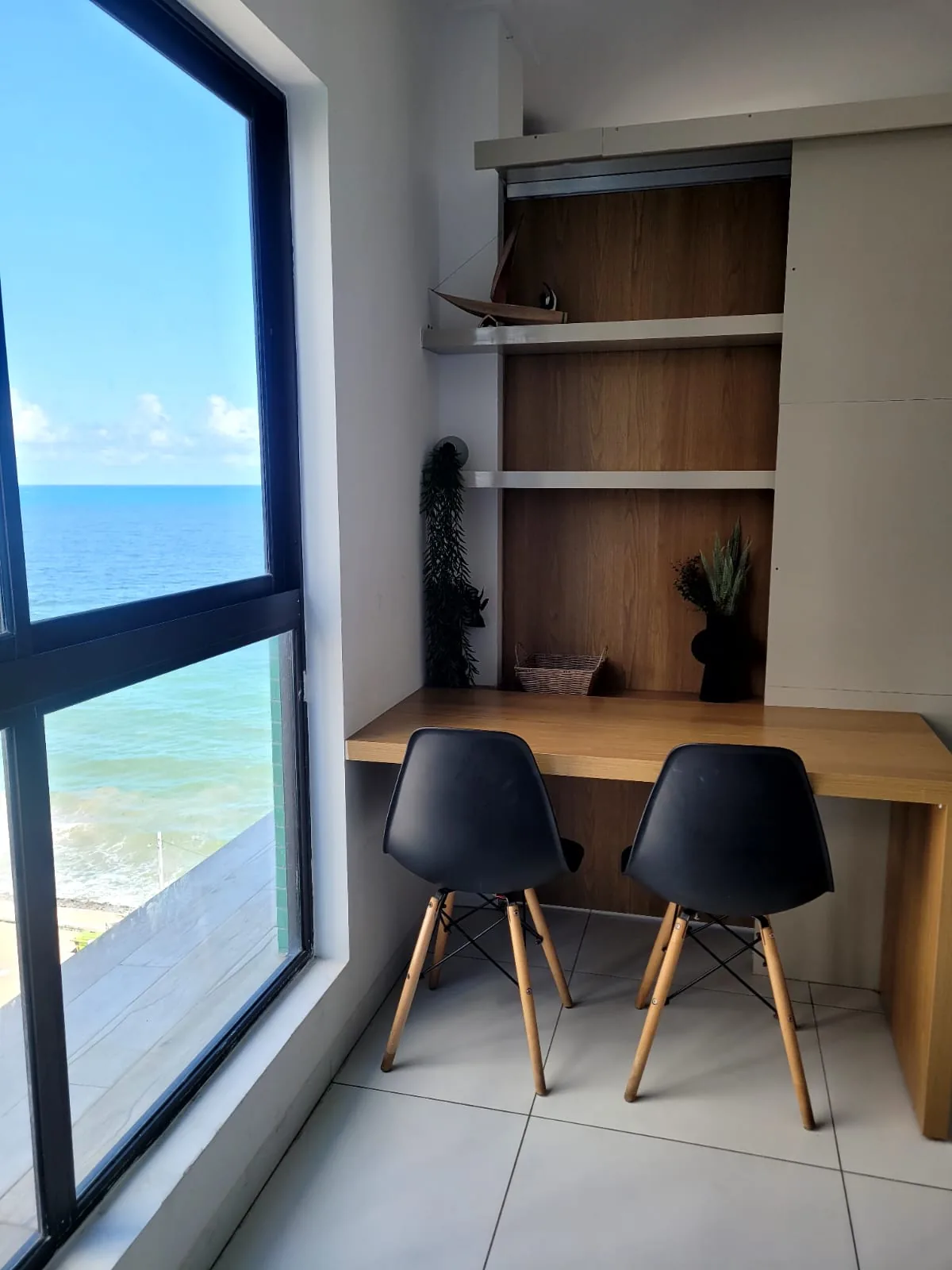 Mesa de trabalho de frente para o mar
