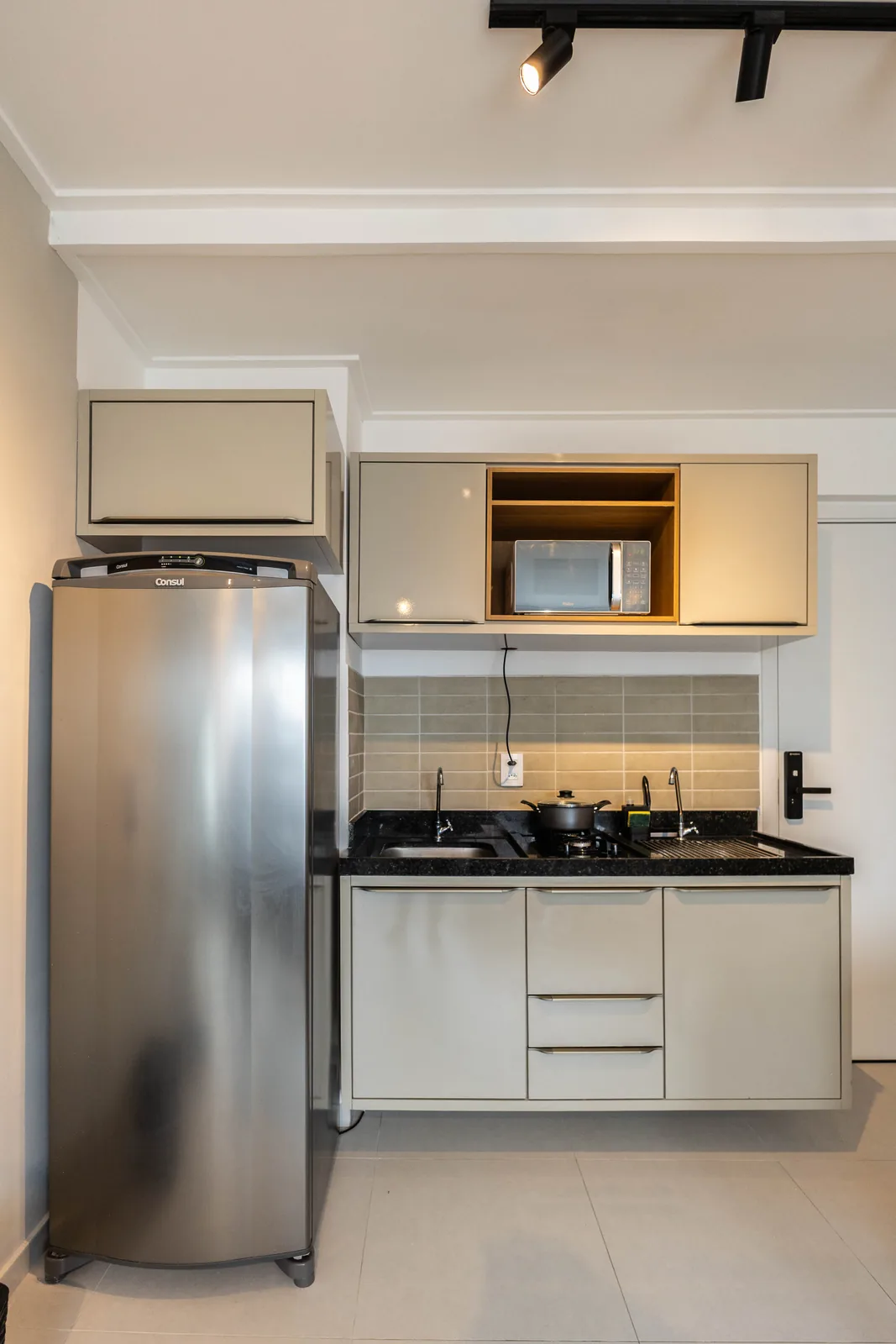 Cozinha equipada com micro-ondas e cooktop