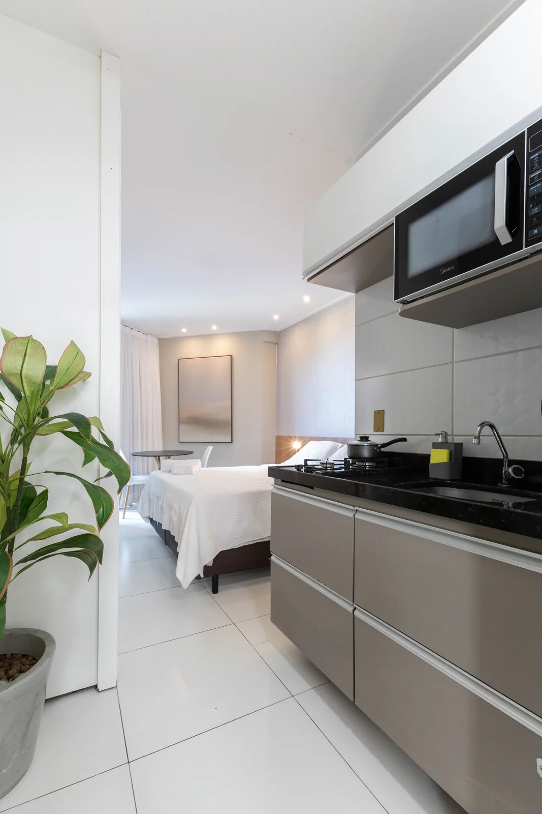 Cozinha equipada e vista para a cama